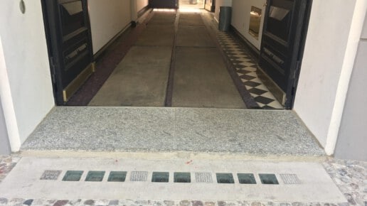 Effiziente Kellerlichtschachtabdeckungen aus Prismenglas oder Gitterrost. Lassen Sie sich von GPS Berlin beraten!