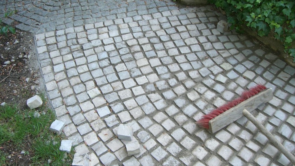 Pflastersteine fachgerecht verlegen lassen. Hochwertige Materialien für Terrassen, Wege und Einfahrten.