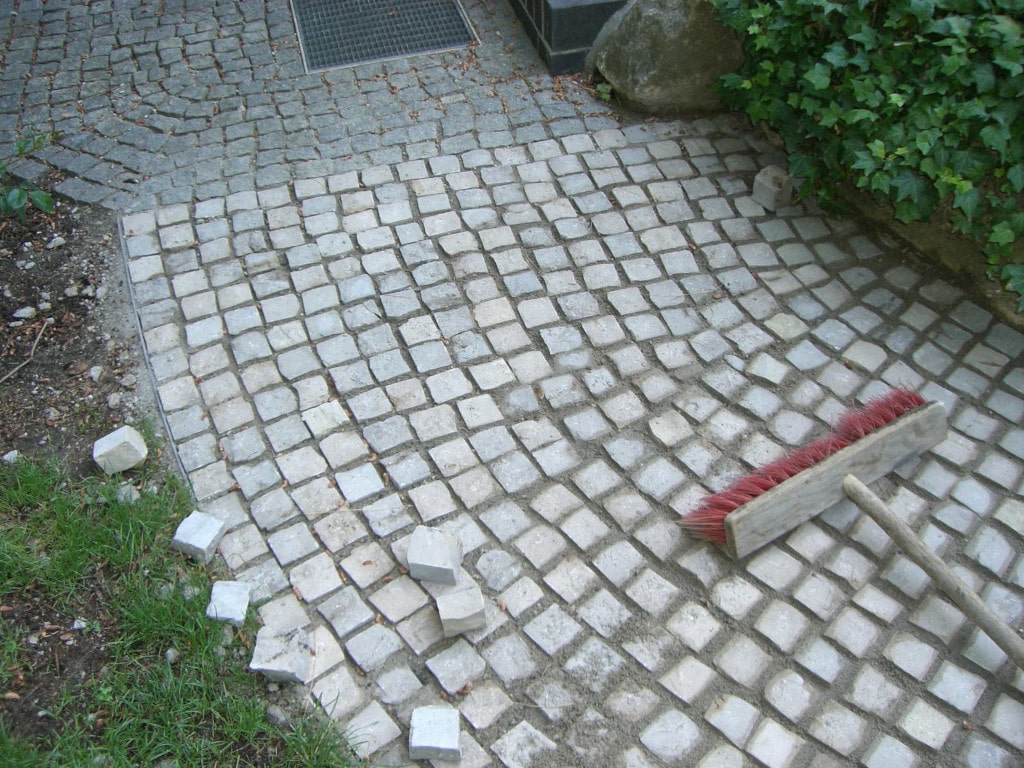 Pflastersteine fachgerecht verlegen lassen. Hochwertige Materialien f&uuml;r Terrassen, Wege und Einfahrten.