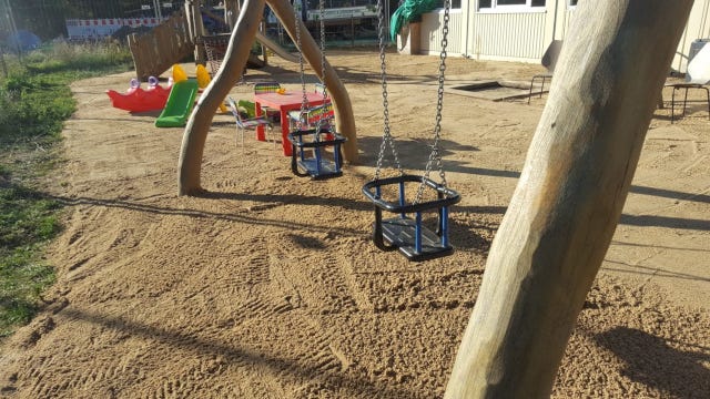 GPS Berlin bietet professionelle Sandreinigung durch Fr&auml;sen zur Auflockerung und Bel&uuml;ftung des Spielsandes.