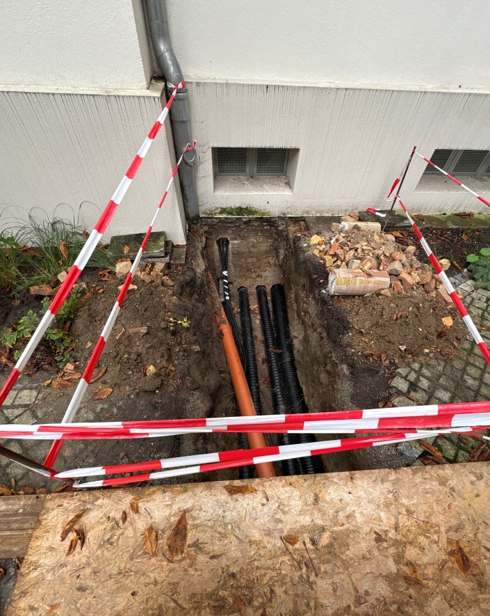 Rohrgraben zur Vorbereitung der Aufstellfl&auml;che f&uuml;r W&auml;rmepumpe mit Medienleitungen